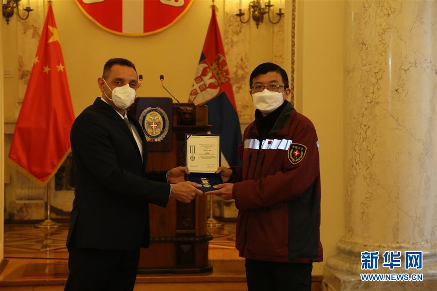 塞尔维亚向3名中国抗疫专家授勋