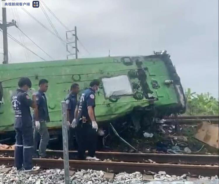 泰国发生火车与客车相撞事故 造成至少18人遇难