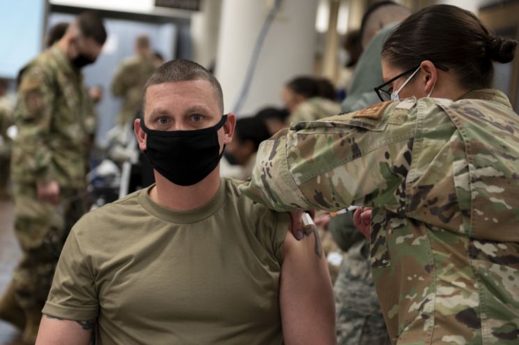 驻韩美军司令接种新冠疫苗：戴迷彩口罩 胸前的字亮了（图）